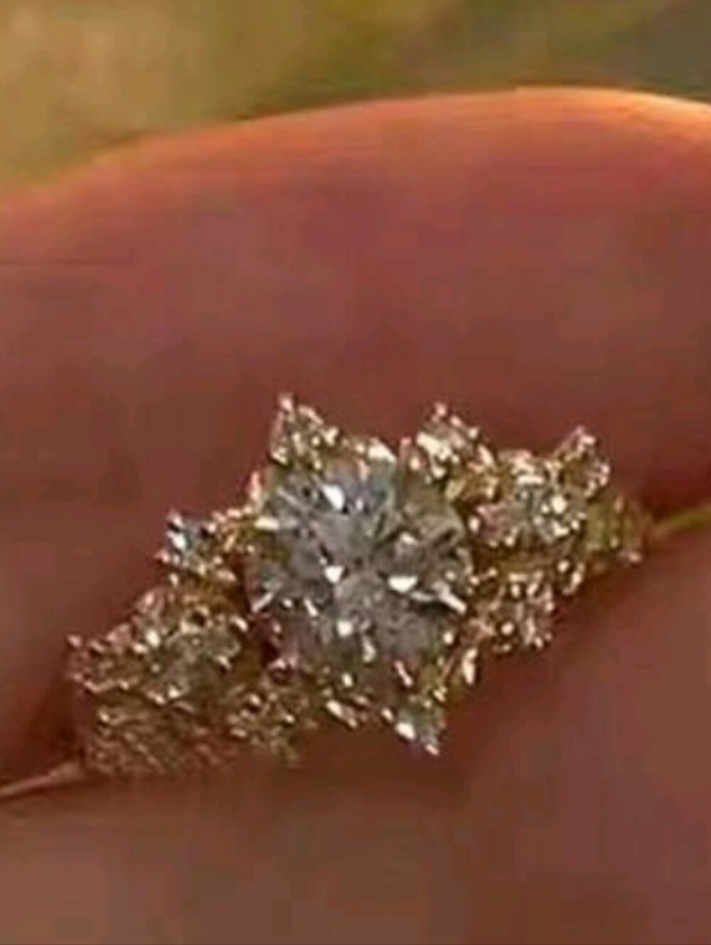 SALE ** BRAND NEW ** Diamond Cluster Ring in Gold